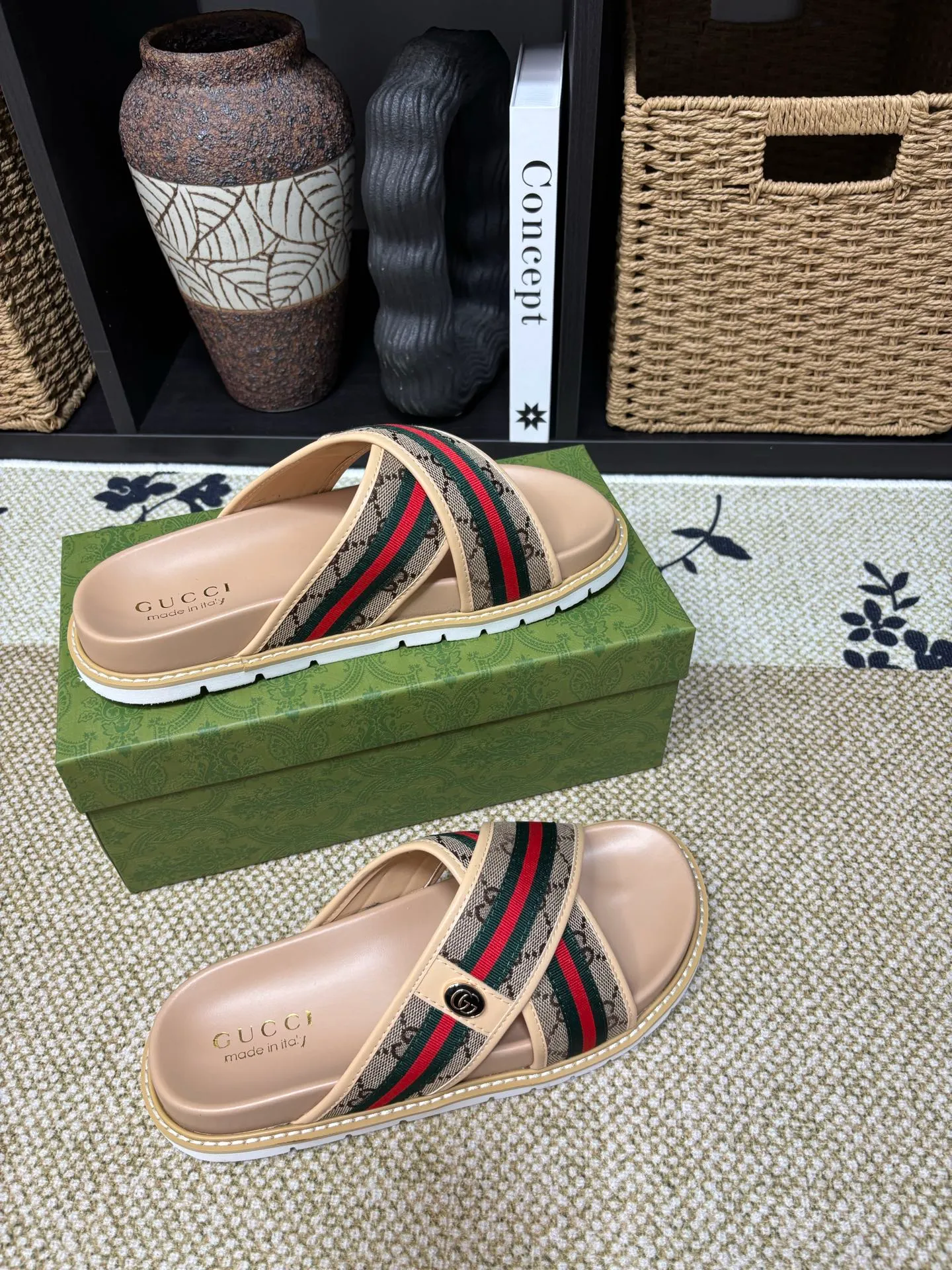 Factory 💰 300 yuan Gucci slippers] high-end men's shoes brand official website 1:1 latest masterpiece: original mold customization, the fabric is made of imported original materials, upgraded outsole, lighter and non-slip. The market's top quality, simple yet tasteful, a must-have for fashionistas, fashionable at your feet, full of confidence, the same style at the counter 👍The season of summer slippers is here. Code: 38-45 (45 customized)